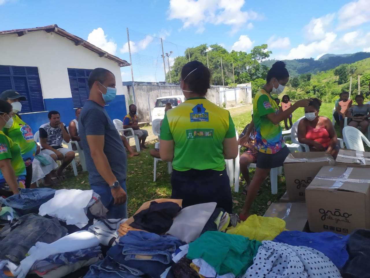 Camacã: Prefeitura reúne catadores de materiais recicláveis em Leoventura e entrega alimentos e material de trabalho
